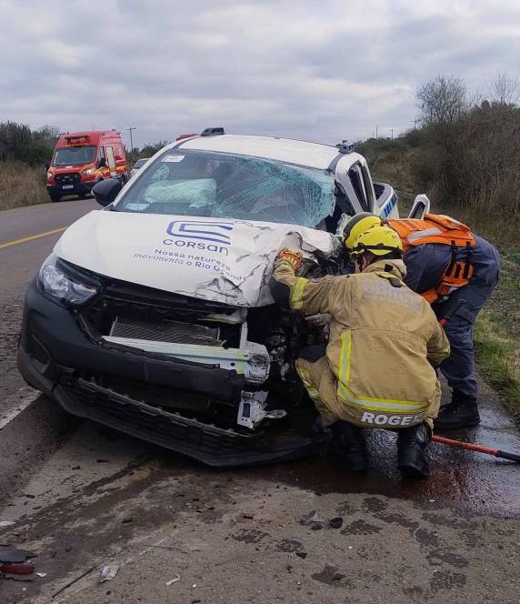 Acidente envolve caminhonete da Corsan, carreta e caminhão na BR-472 em Itaqui - foto 4