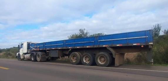 Acidente envolve caminhonete da Corsan, carreta e caminhão na BR-472 em Itaqui - foto 3