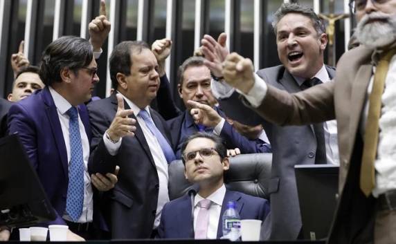 Desde terça-feira (5), parlamentares contrários à prisão domiciliar de Jair Bolsonaro ocuparam as mesas diretoras dos plenários da Câmara e do Senado e obstruíram os trabalhos