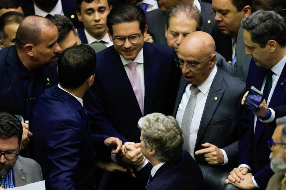 Medida ocorreu após reunião da mesa diretora da Casa. Partidos da base governista e o PL apresentaram representações contra  seis parlamentares