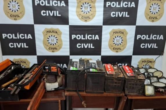 Polícia Civil encontrou vítima durante busca para verificar casos de furto na propriedade rural. Mulher relatou que estava impossibilitada de sair da própria casa e anos de abuso físico e psicológico