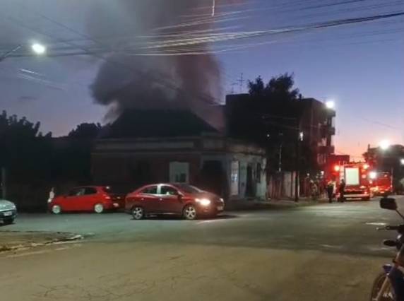 Não houve registro de feridos. As causas do incêndio serão investigadas.
