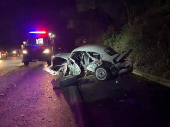 Colisão deixa três pessoas feridas na BR-470, em Carlos Barbosa - foto 3