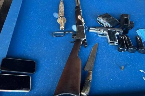 Uma terceira vítima também foi atingida pelos disparos e precisou ser encaminhada ao Hospital de Pronto Socorro (HPS), onde permanece em estado grave
