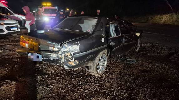 Duas pessoas ficam feridas em acidente entre caminhão e dois carros na BR-386 em Fontoura Xavier - foto 3