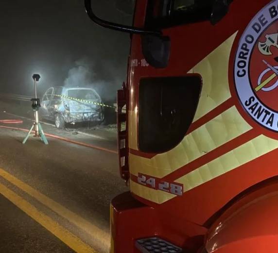 Bombeiros encontraram diversas cápsulas de arma de fogo próximas do corpo.