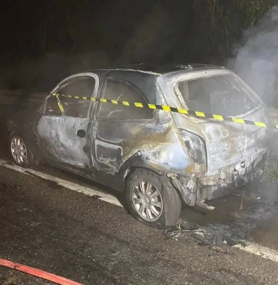 Bombeiros encontraram diversas cápsulas de arma de fogo próximas do corpo.