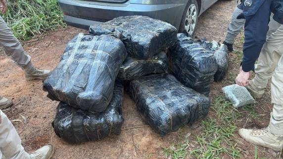 O motorista tentou fugir à pé, mas foi localizado e preso.