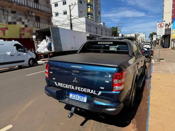 As mercadorias encheram um caminhão e duas vans.