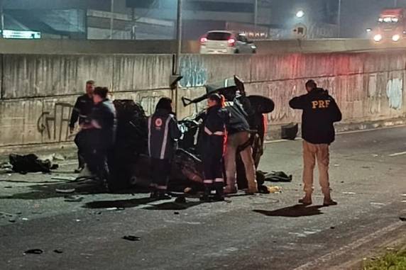 Três jovens morrem e dois ficam feridos em acidente na BR-116, em São Leopoldo - foto 2