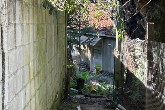 Ele invadiu a casa da mulher, que estava com outro homem. Para se defender, ela golpeou com o objeto
