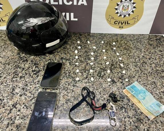 O suspeito vinha sendo monitorado pela polícia após denúncias de que realizava a venda de entorpecentes por meio de ''tele-entrega''.