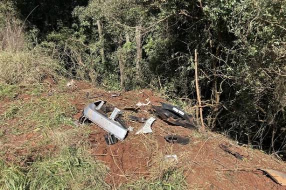 Força-tarefa faz operação para retirar caminhão de combustível que caiu de ribanceira na RS-342 - foto 3