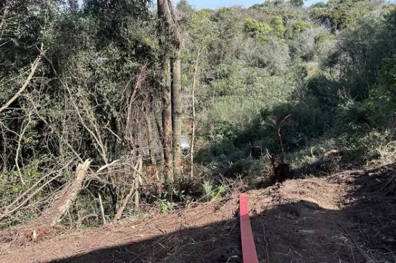 Força-tarefa faz operação para retirar caminhão de combustível que caiu de ribanceira na RS-342 - foto 2