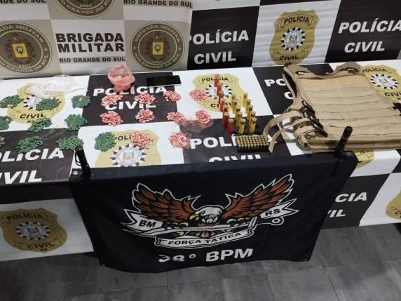 Durante o cumprimento das ordens judiciais, os policiais localizaram, em uma das residências, porções de maconha e cocaína já embaladas para venda.