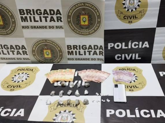 Durante o cumprimento das ordens judiciais, os policiais localizaram, em uma das residências, porções de maconha e cocaína já embaladas para venda.