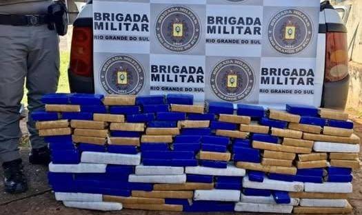 O suspeito, que possui extensa ficha criminal, já vinha sendo monitorado pelo serviço de inteligência do 14º BPM, o que possibilitou a abordagem e a prisão em flagrante.
