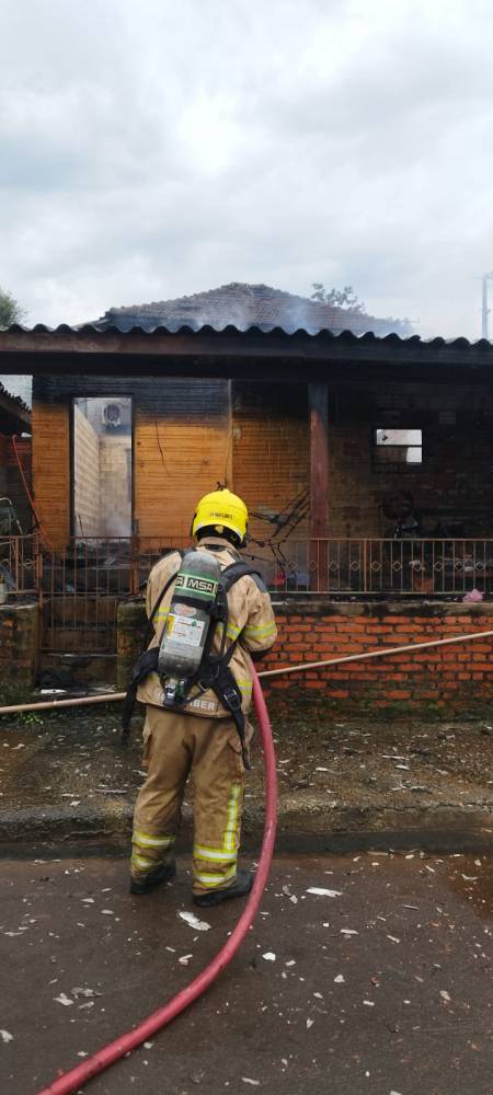 Incêndio atinge residência em Porto Mauá - foto 2