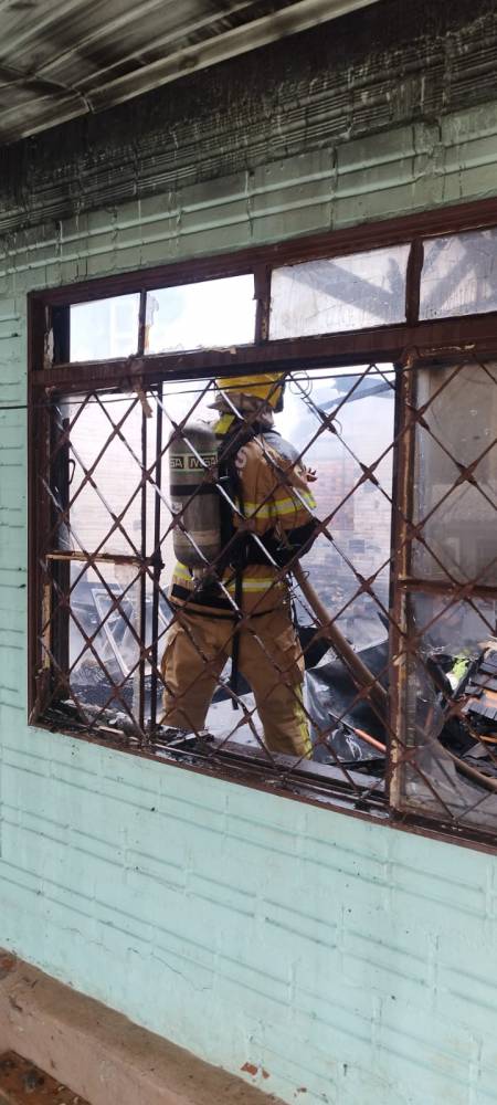 Incêndio atinge residência em Porto Mauá - foto 3