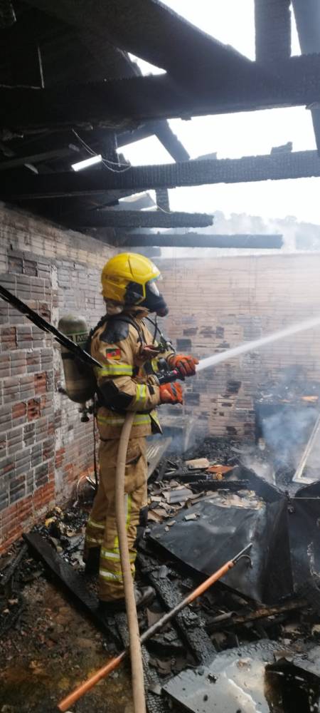 Incêndio atinge residência em Porto Mauá - foto 4