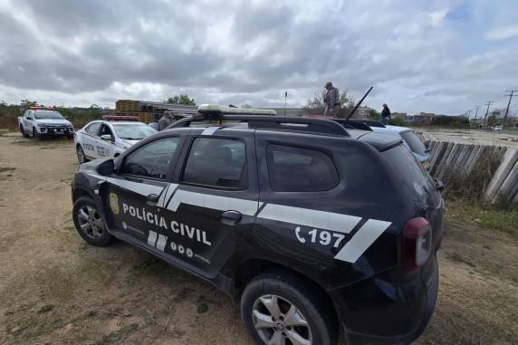 Vítima, que ainda não foi identificada, também apresentava ferimentos na cabeça. Polícia Civil investiga o caso