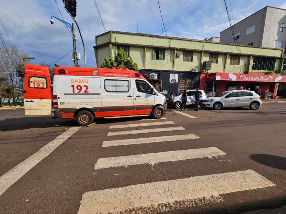 Colisão entre ambulância do Samu e carro de passeio deixa três feridos no centro de Horizontina - foto 2