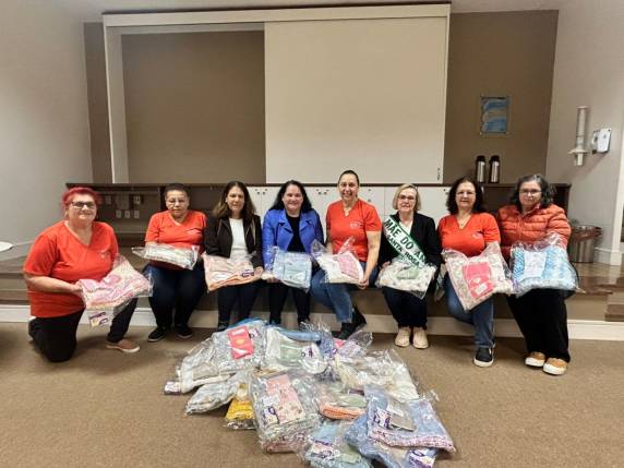 ''Clube de Mães União e Paz entrega 27 kits para gestantes atendidas no Ambulatório de Gestação de Alto Risco do Hospital Vida & Saúde''