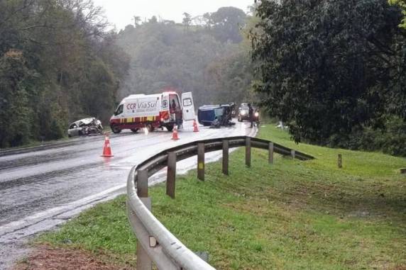 Trânsito está interrompido nos dois sentidos da rodovia desde às 13h