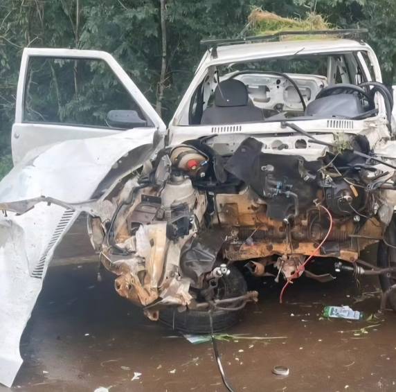 Acidente na RS-211 em Paulo Bento deixa adulto e criança feridos após colisão em árvores - foto 2