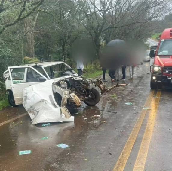 Acidente na RS-211 em Paulo Bento deixa adulto e criança feridos após colisão em árvores - foto 3