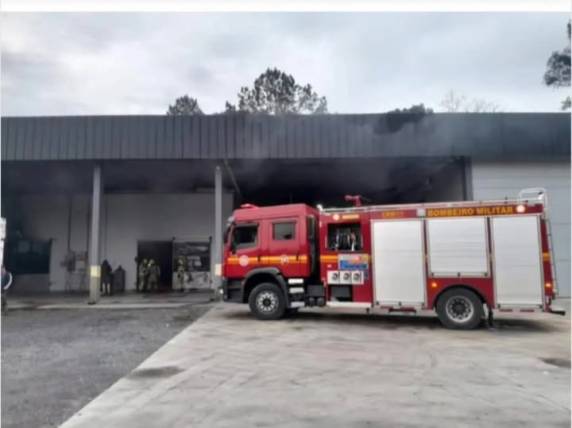Bombeiros controlam rapidamente incêndio em empresa de frutas em Farroupilha; suspeita de ação criminosa será investigada