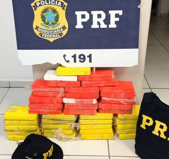 Entorpecente estava escondido em duas malas no compartimento de carga do veículo. Um homem foi preso.