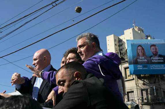 Evento de campanha em Lomas de Zamora, na Grande Buenos Aires, terminou em tumulto entre apoiadores e opositores do presidente