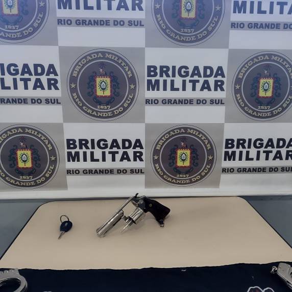 Suspeitos também responderão por porte ilegal de arma de fogo