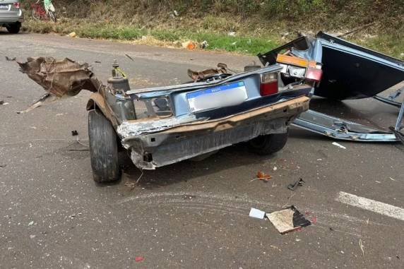 Carro invade pista contrária, parte ao meio e motorista é ejetado durante acidente na BR-376, no Paraná - foto 2