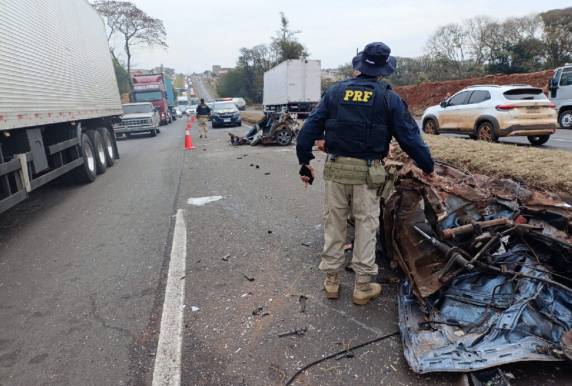 Carro invade pista contrária, parte ao meio e motorista é ejetado durante acidente na BR-376, no Paraná - foto 3