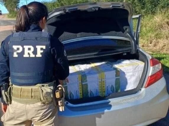 No porta-malas do carro foi encontrado um carregamento de defensivos agrícolas que são proibidos no Brasil