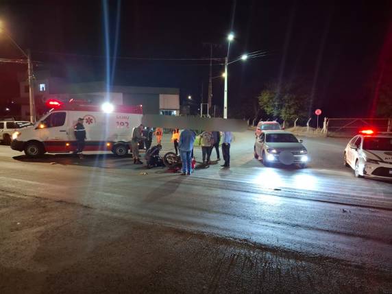 Colisão entre Renault Clio e moto Biz ocorreu na noite desta quinta-feira em frente à Rodoviária