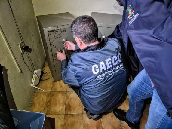 Ação do GAECO/MPRS cumpre mandados em quatro municípios e bloqueia mais de R$ 5,5 milhões ligados a facção criminosa que usava revendas e sorteios fraudulentos para lavar recursos do tráfico.
