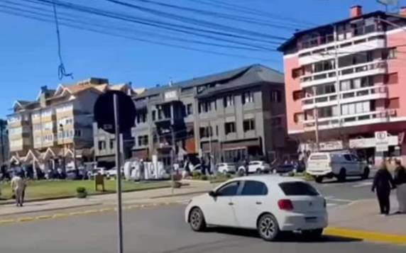 Na confusão, o condutor da moto, que teria desrespeitado uma ordem de parada, foi cercado ao lado da igreja. O suspeito e sua companheira, que estava na carona, foram detidos.