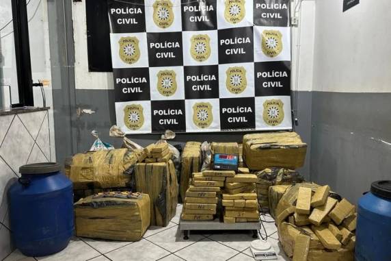 O proprietário do sítio, um homem de 38 anos, também foi preso por tráfico de drogas