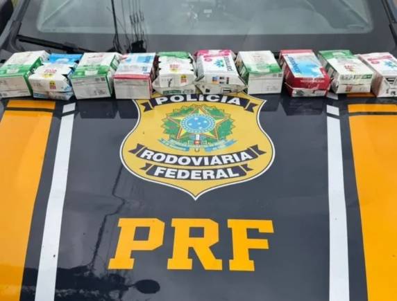 Ao fiscalizar o automóvel, os agentes localizaram no assoalho diversas caixas de leite perfuradas.
