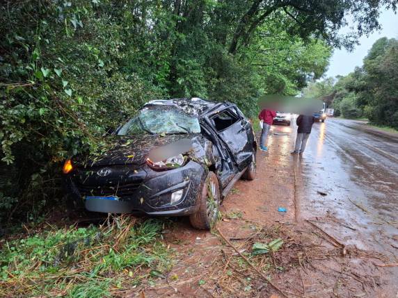 Saída de pista deixa motorista ferido na RS-342 em Catuípe - foto 2