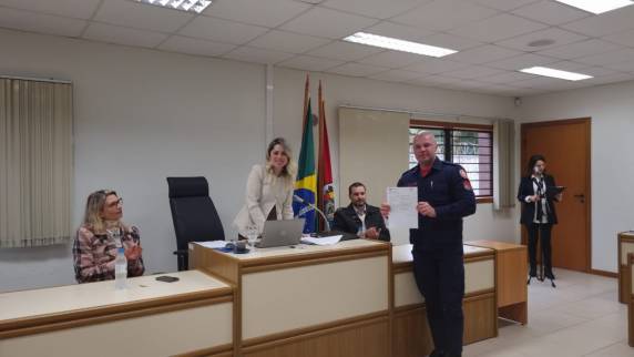 A Vara de Execuções Criminais/TM realiza solenidade de assinatura de convênios e entrega de alvarás a entidades sociais - foto 2