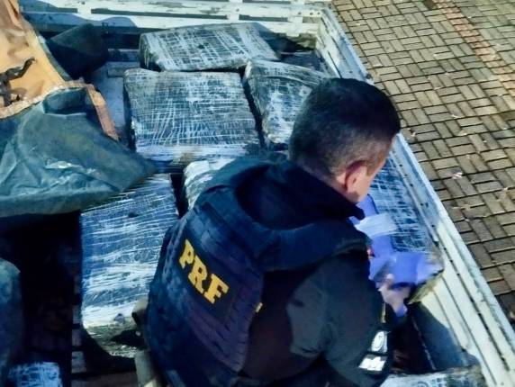 PRF prende 4 traficantes que transportavam mais de meia tonelada de maconha numa caminhonete - foto 2