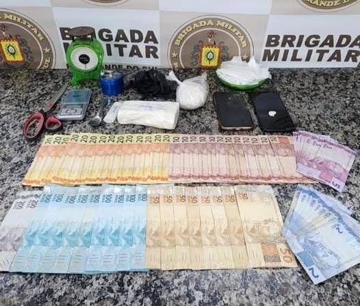 Brigada Militar apreende cocaína, dinheiro, balança e veículo durante ação no bairro Missões