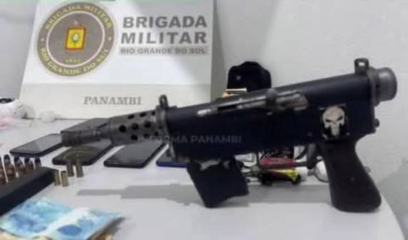 Ação policial resultou na apreensão de submetralhadora, drogas, munições e diversos objetos em residência no bairro São Jorge.
