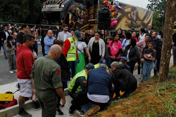 Jipe militar de colecionador atropela público durante desfile de 7 de Setembro em Brusque - foto 3