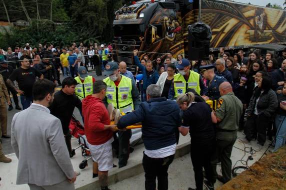 Jipe militar de colecionador atropela público durante desfile de 7 de Setembro em Brusque - foto 4