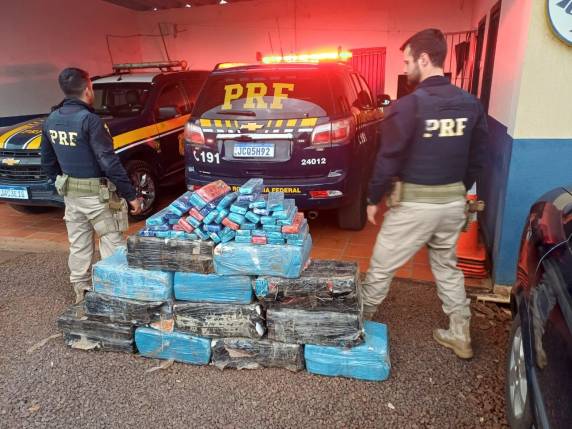 Motorista abandonou o veículo após o acidente; droga e carro foram encaminhados à Polícia Judiciária.